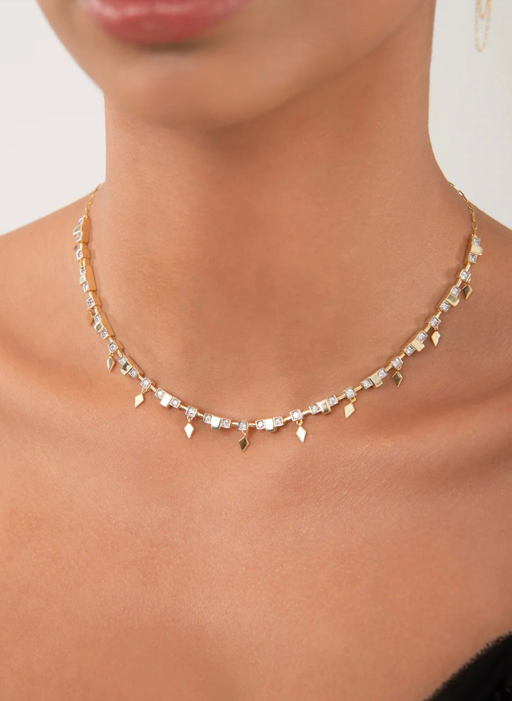 Lugo Altın Işıltılı sallantı detaylı 925 ayar gümüş Kolye