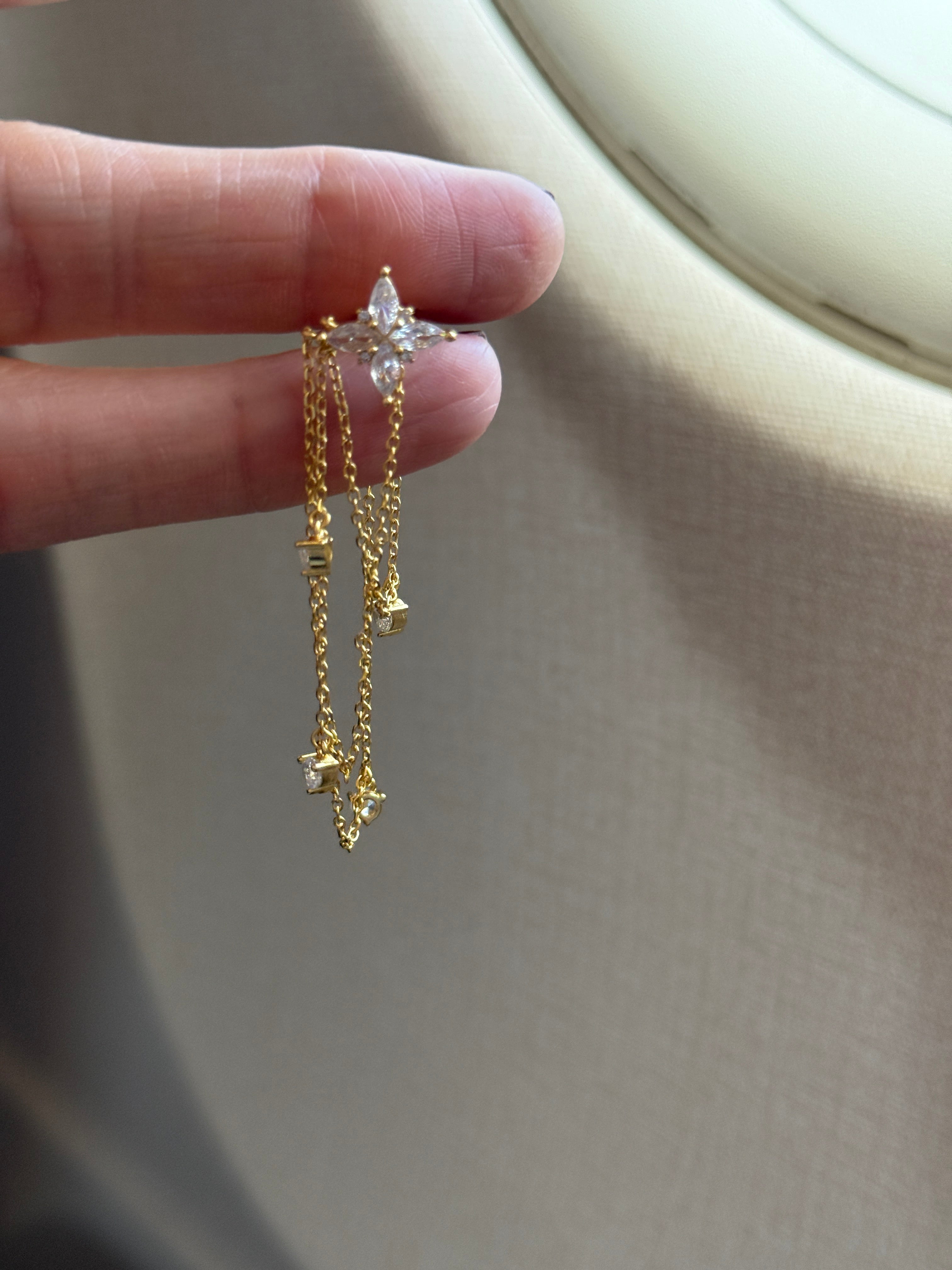 Carla Kartanesi Zincirli Küpe