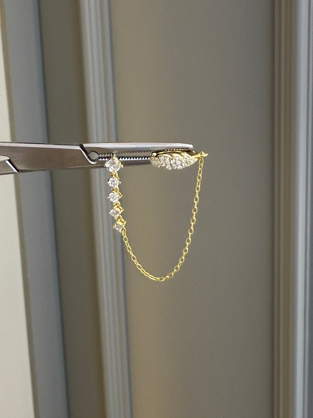 Carla Yaprak Detaylı Cuff Küpe