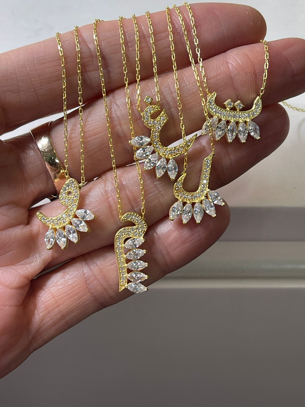 قلادة الحروف العربية اللامعة