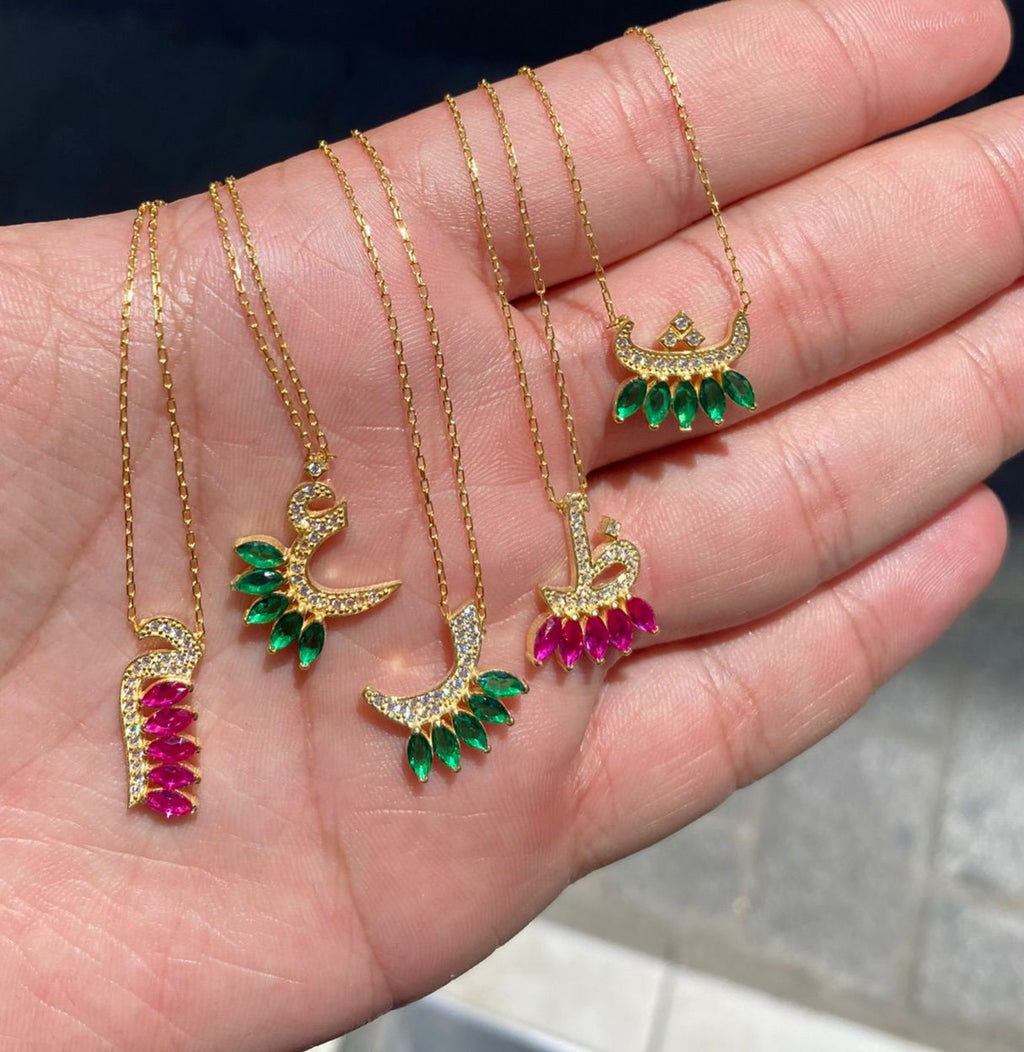 قلادة الحروف العربية اللامعة