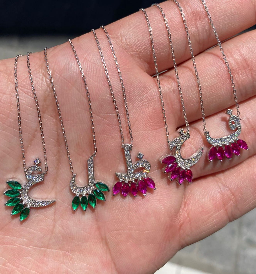 قلادة الحروف العربية اللامعة