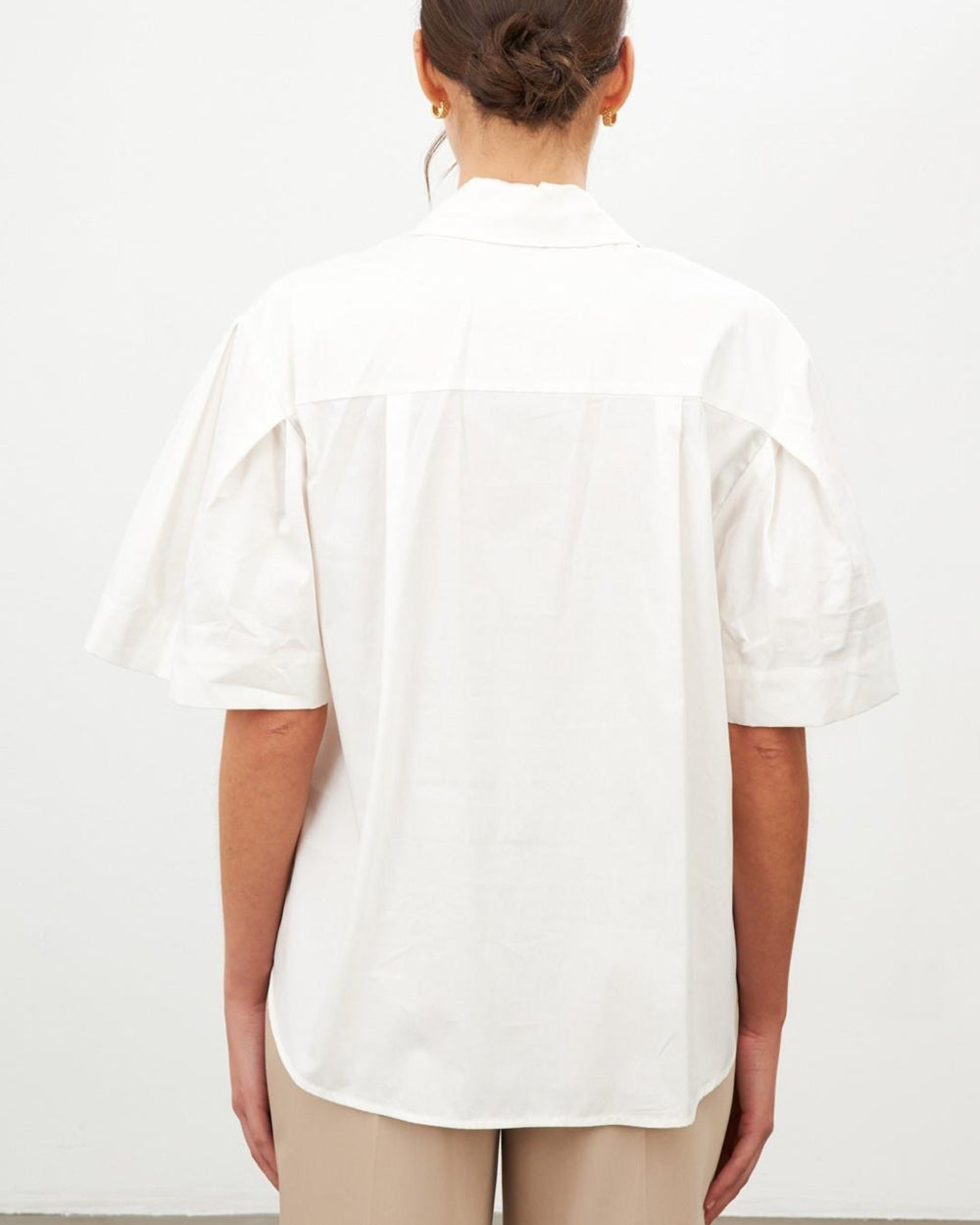 قميص بيج قصير الأكمام