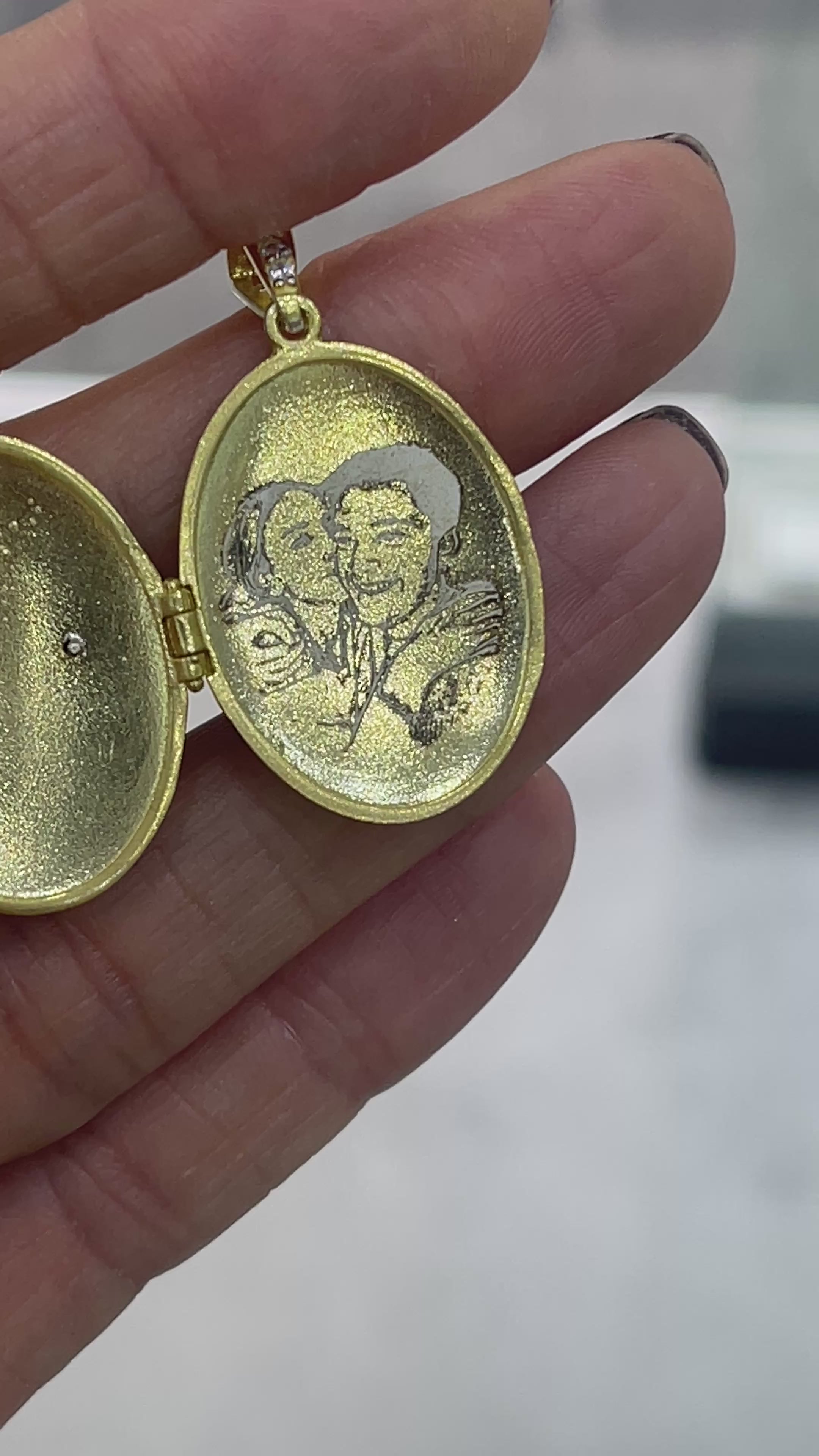 Susan Covered Medallion Nib