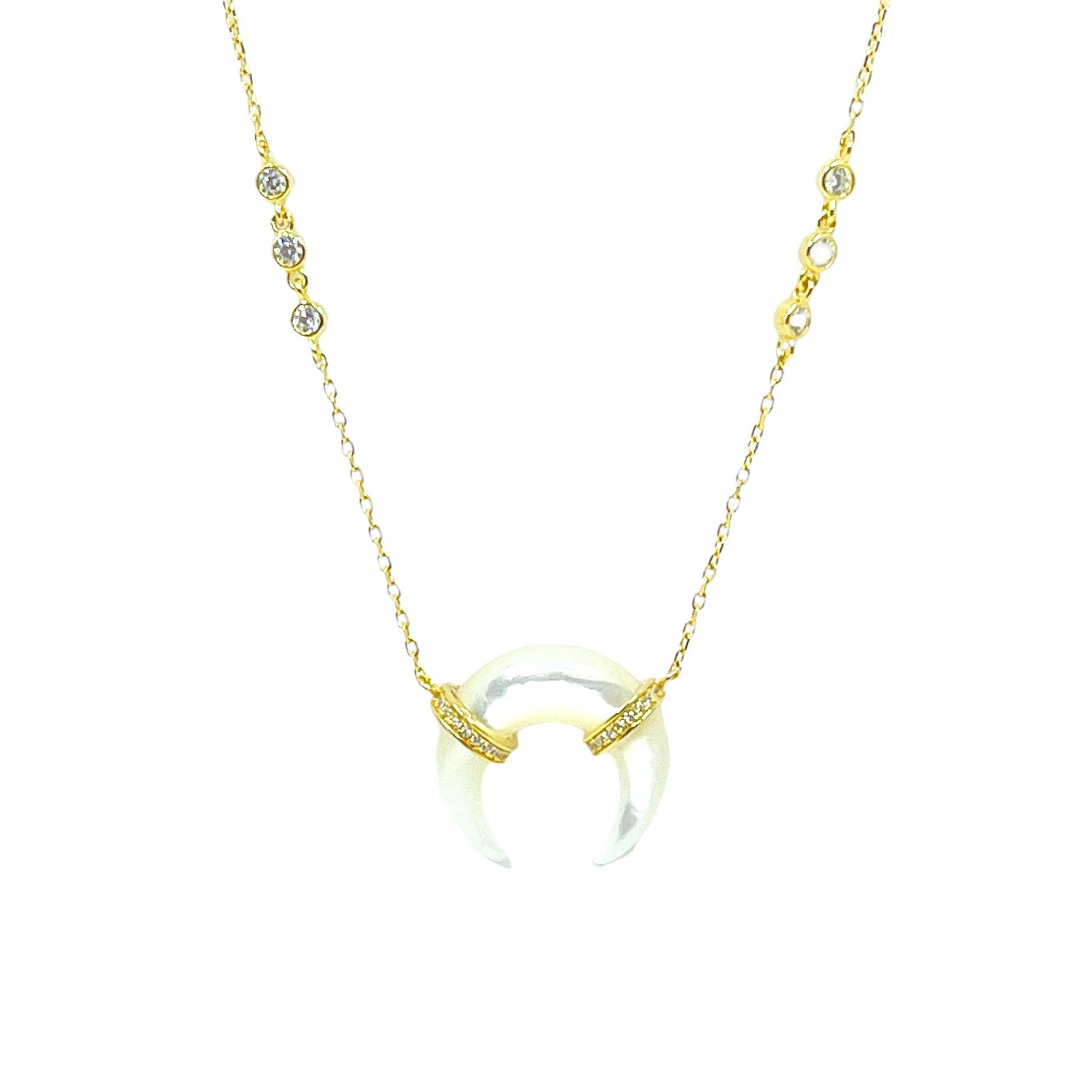 قلادة لورا مون