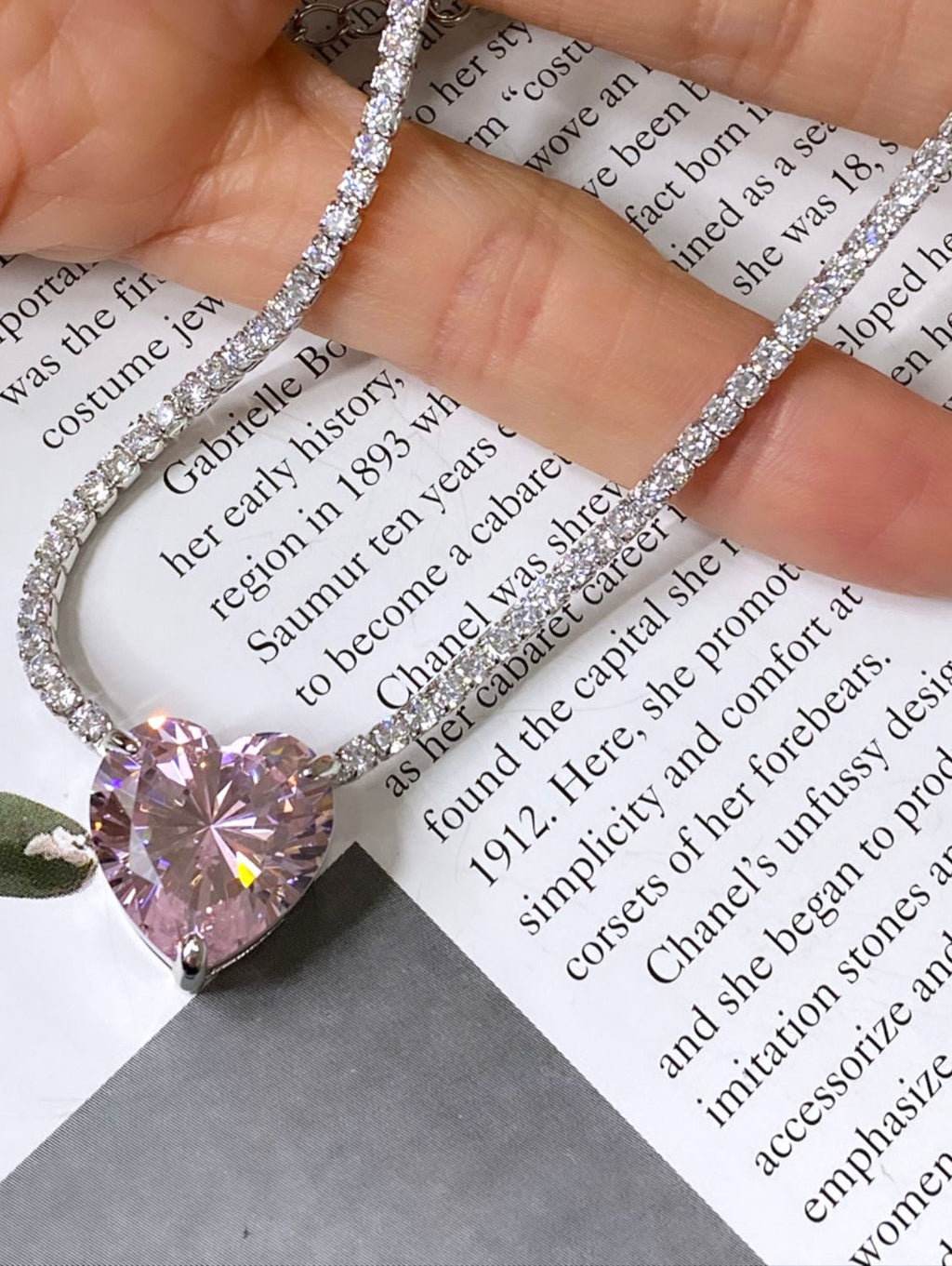 قلادة على شكل قلب وردي على شكل حرف X