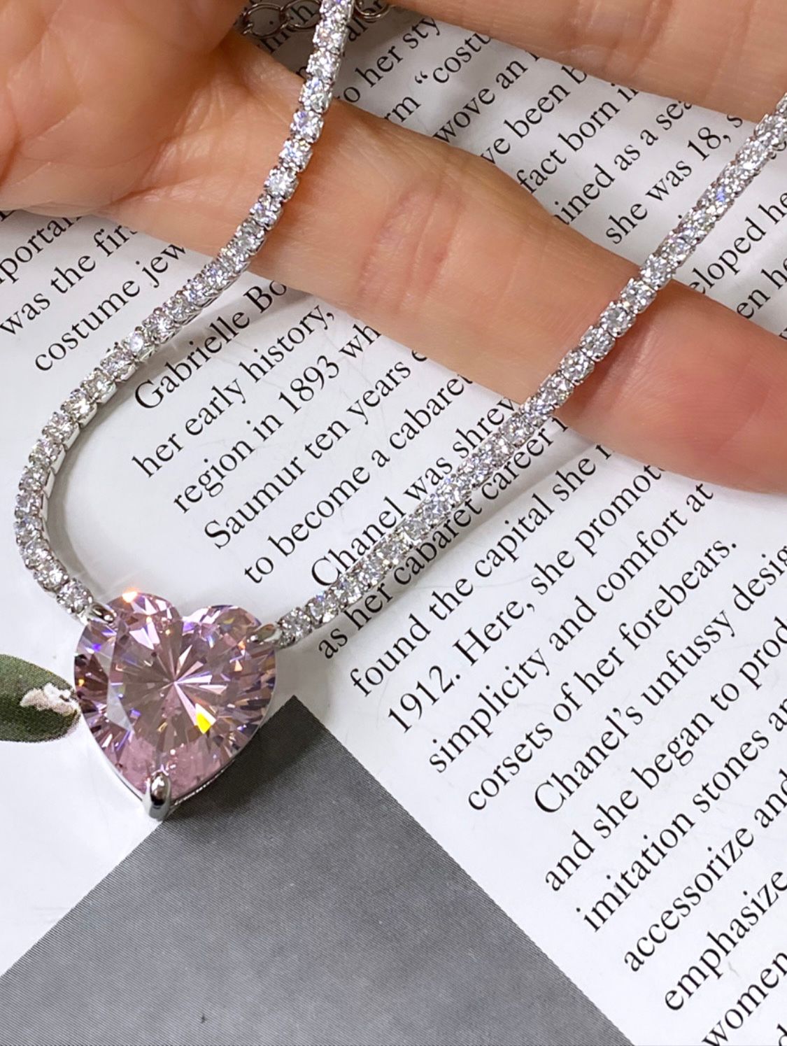 قلادة على شكل قلب وردي على شكل حرف X