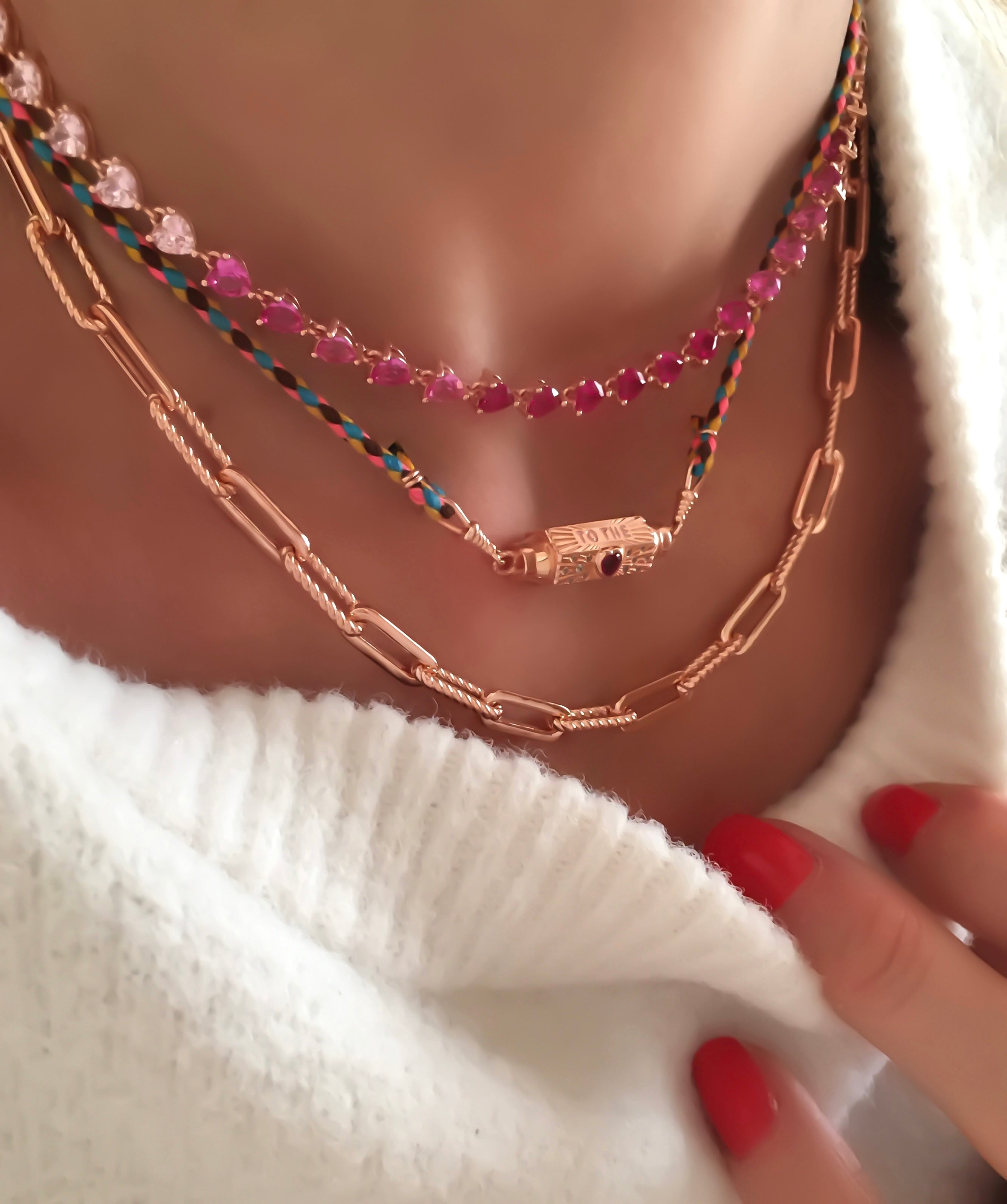 قلادة على شكل قلب من الياقوت بألوان متدرجة