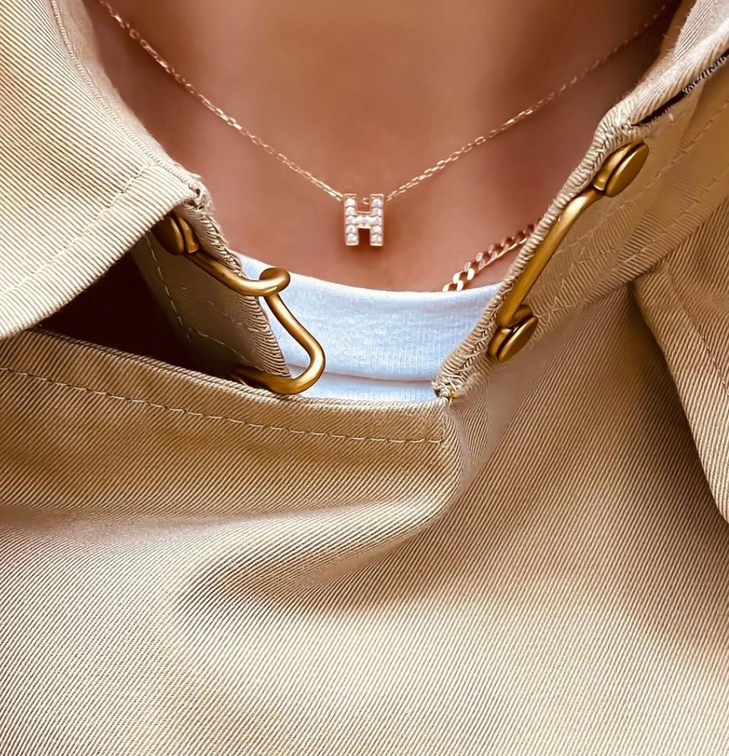 قلادة صغيرة من الحجر العريض بأحرف صغيرة