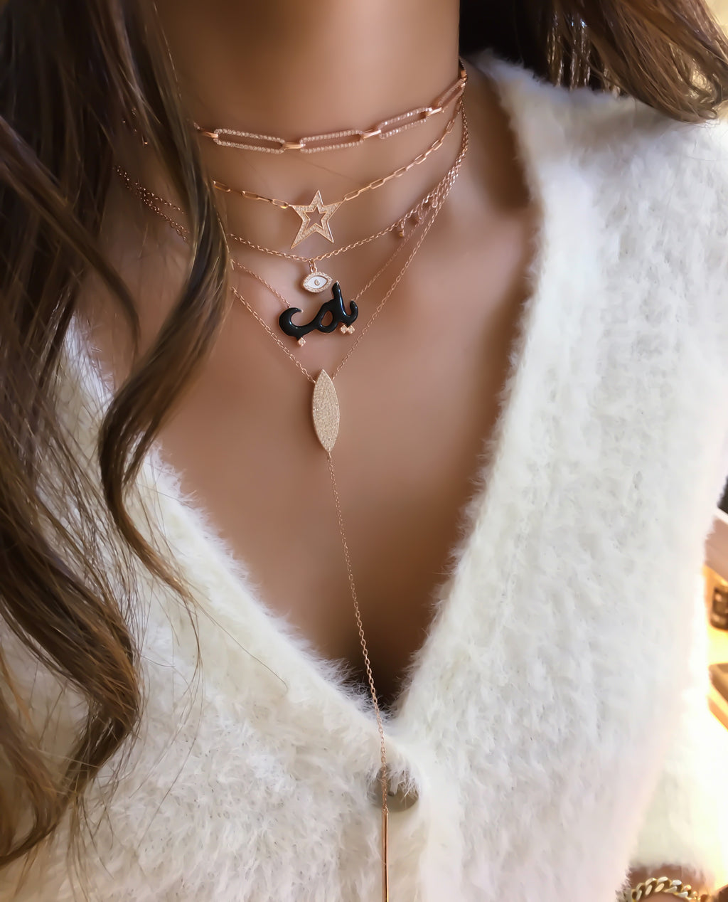 قلادة مطلية بالمينا مكتوب عليها "يا رب"