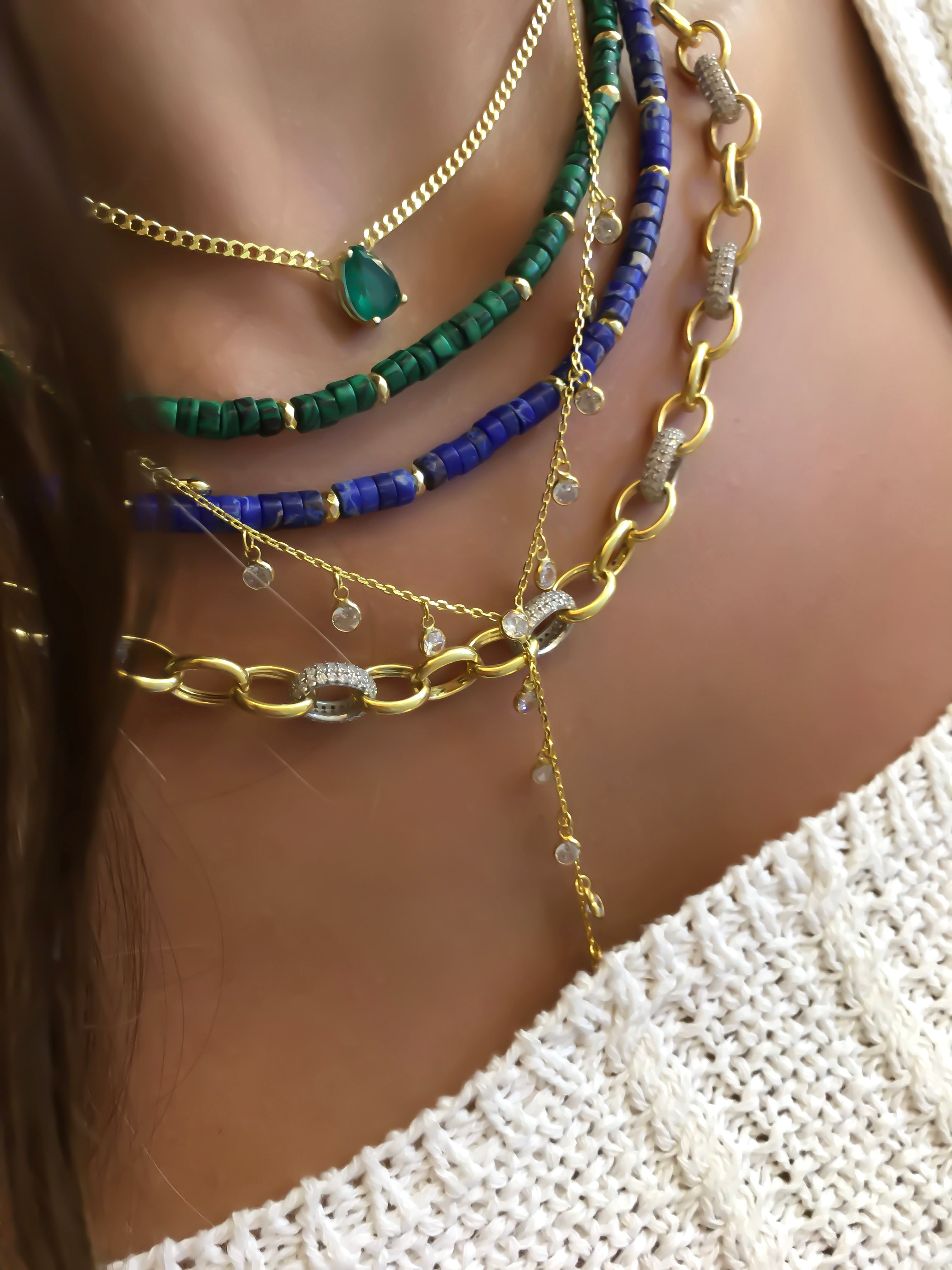 قلادة لوزية ثنائية اللون