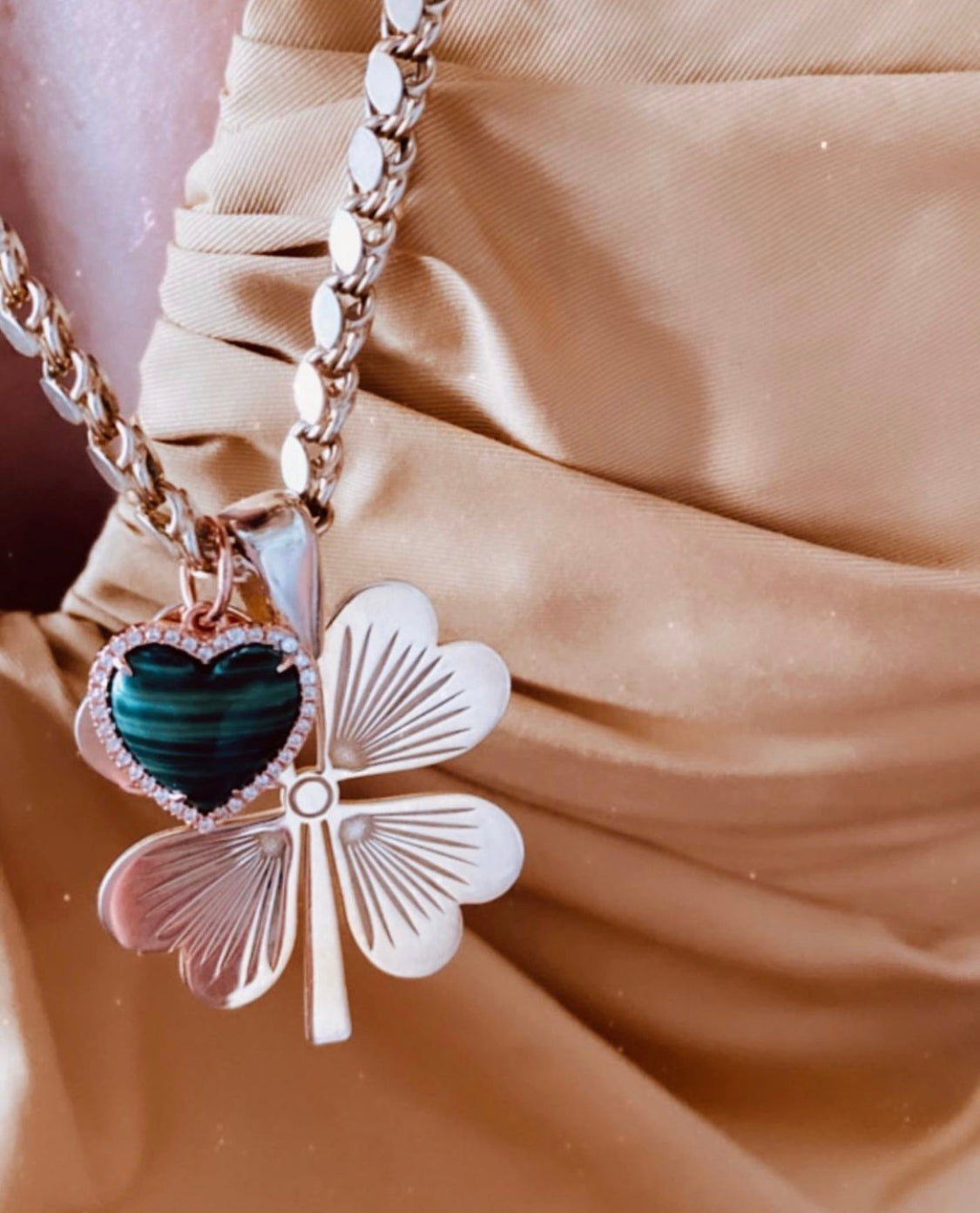قلادة كلاسيكية من سلسلة سميكة على شكل زهرة البرسيم