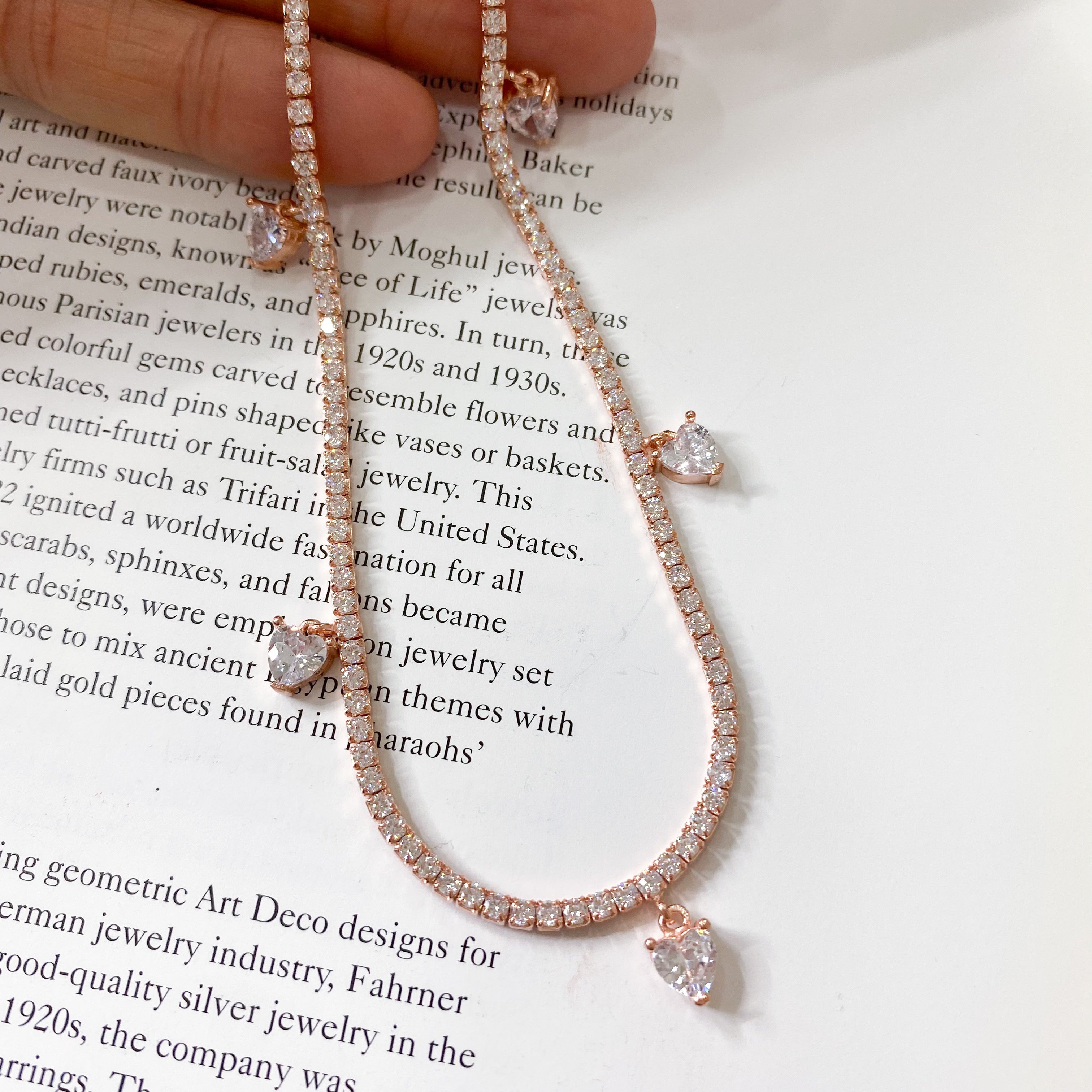 قلادة تنس على شكل خمسة قلوب