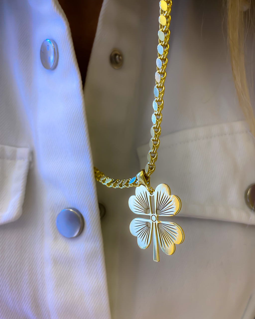 قلادة كلاسيكية من سلسلة سميكة على شكل زهرة البرسيم