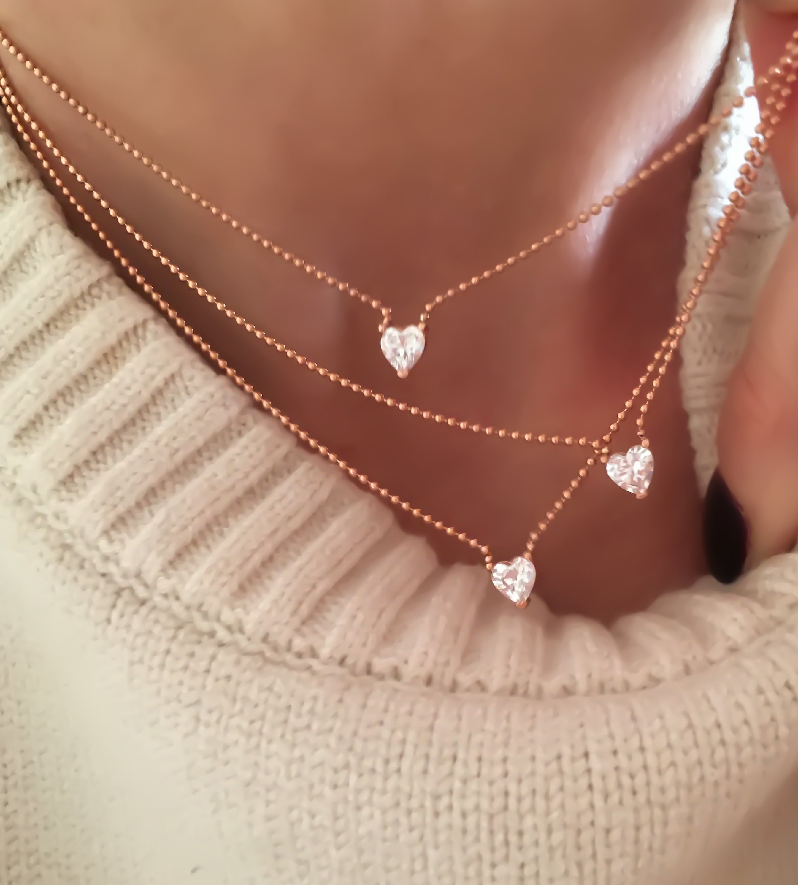 قلادة على شكل قلب وكرة