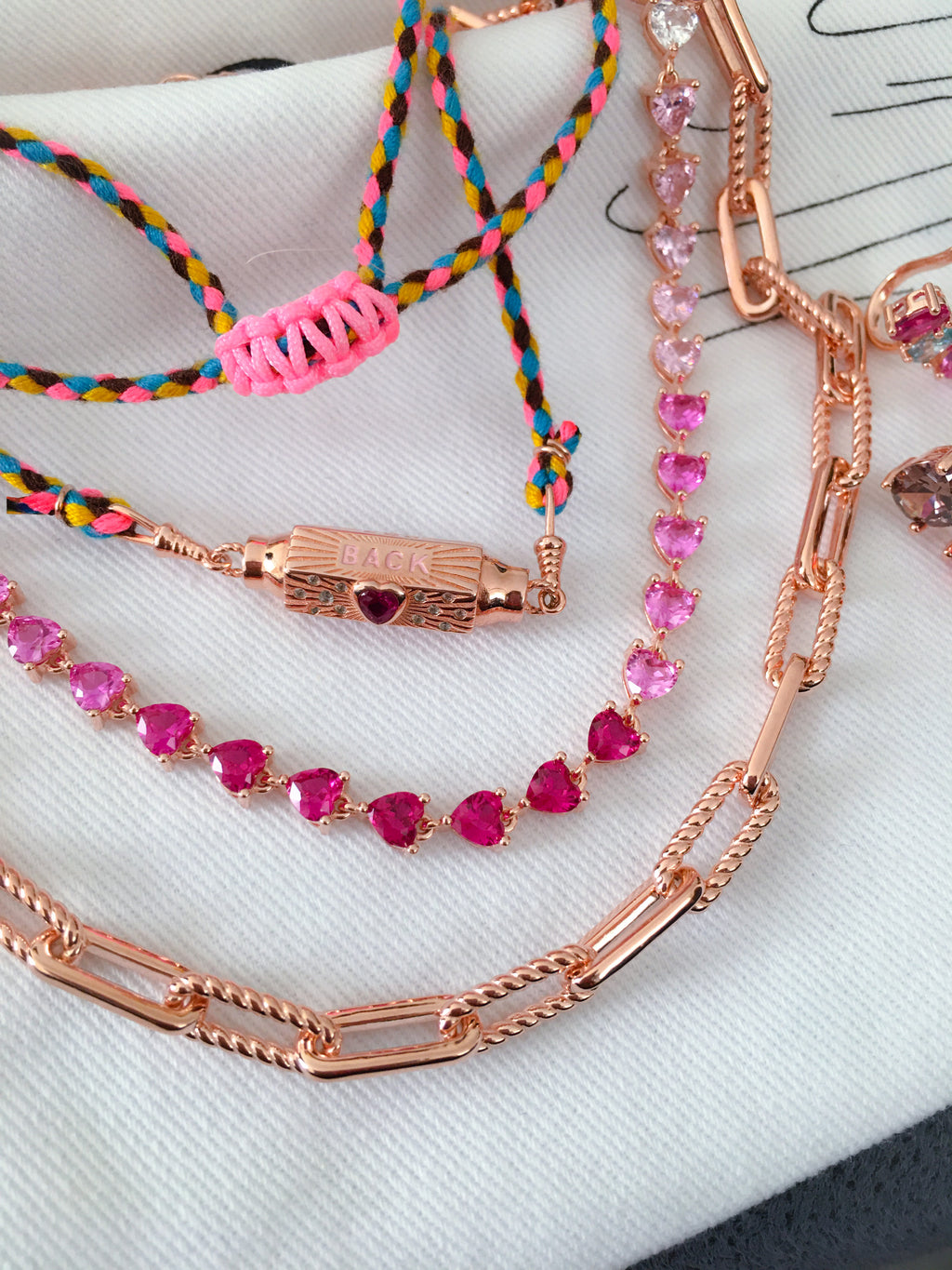 قلادة على شكل قلب من الياقوت بألوان متدرجة