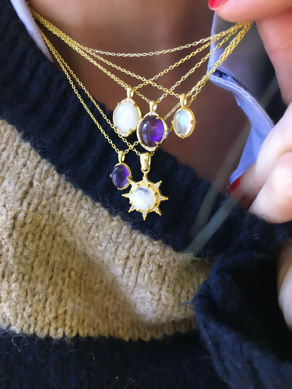 قلادة جينا البيضاوية على شكل حرف S